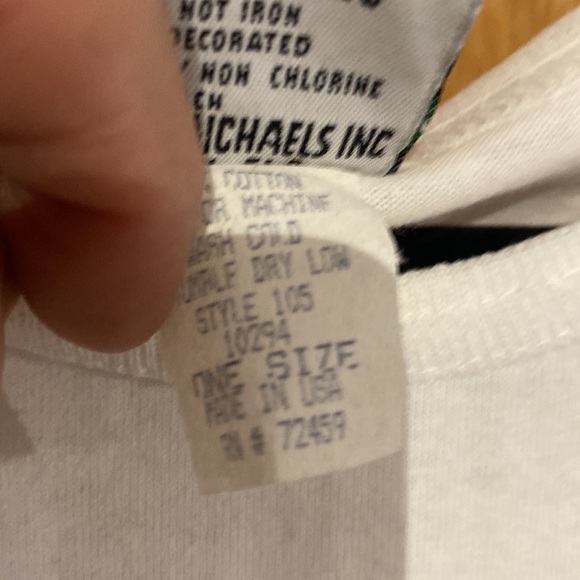 Women’s Maui t-shirt, says one size but seems like a large - Picture 2 of 3